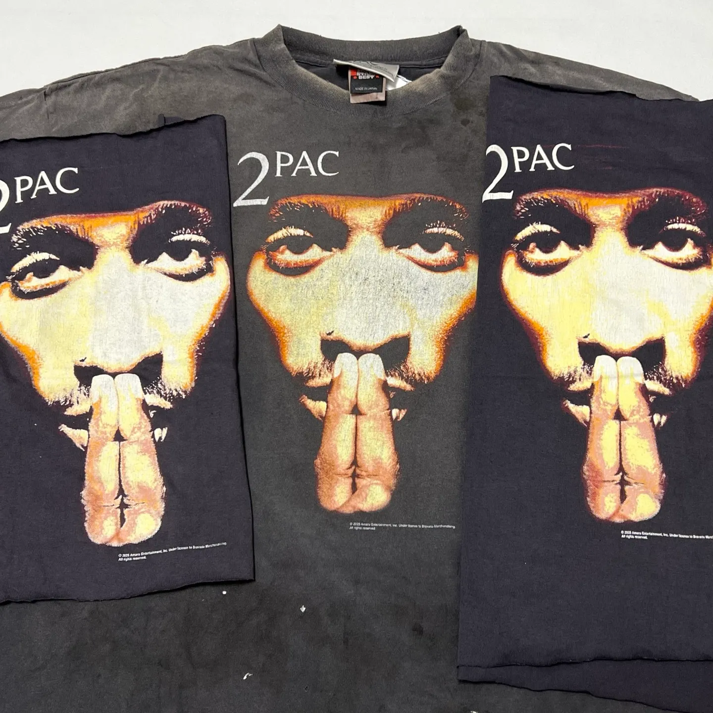 Printing proofing SAINT Mxxxxxx × 2PAC 2PC_SS TEE/2PAC/BLK 2PAC co-branded model 2PAC character TEE washed black S-XL A blockbuster co-branded project by the legendary hip-hop artist 2PAC The printing part refers to the iconic graphics on the cover of 2PAC's albums "R U Still Down" and "Shakur" The entire garment is re-washed and distressed/hole-processed Printing cracked effect New Vintage ceiling 2PAC fans must deposit money